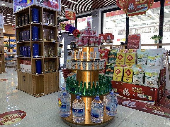 加油站内销售米面粮油酒水等日常生活用品.摄影:彭强